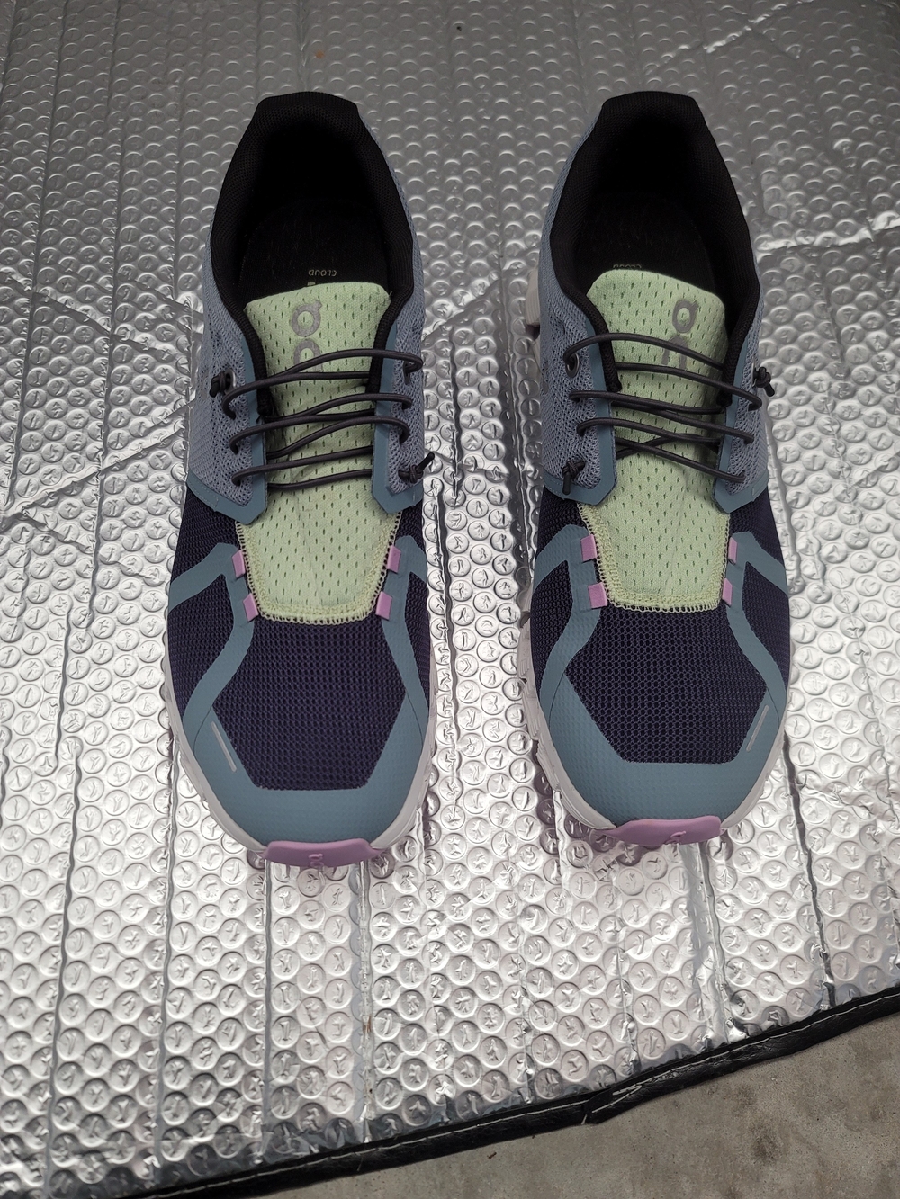 On Running Cloudswift Athletic Shoes - Picture 2 of 8
